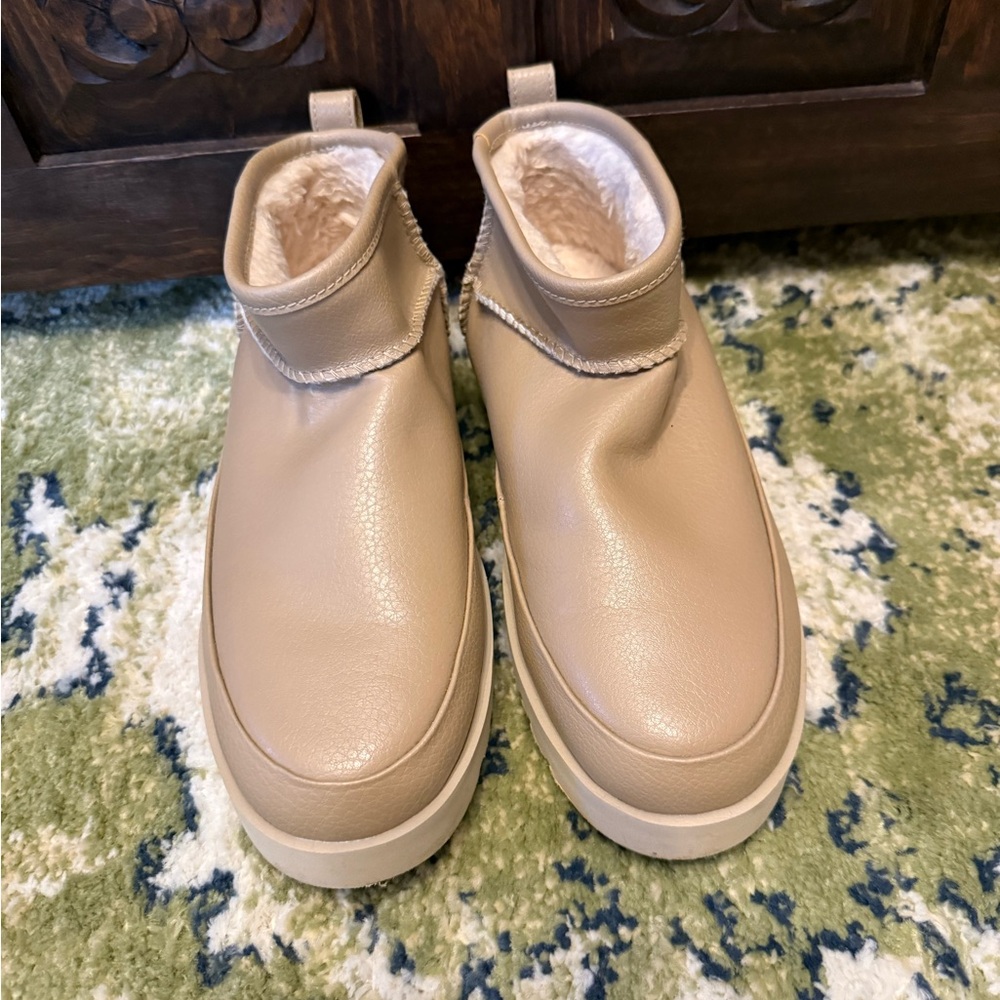 UGG leather Tan shortie Ankle Boots EUC